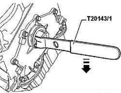 Setting the hook under the lip gland